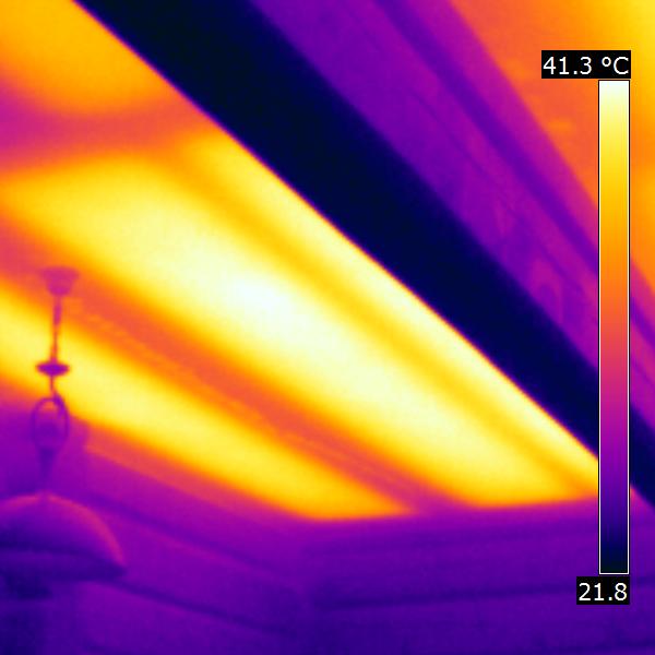 система инфракрасного ИК обогрева расположенная на потолке деревянного дома